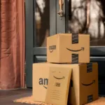 صناديق أمازون عليها شريط Prime أمام باب منزل