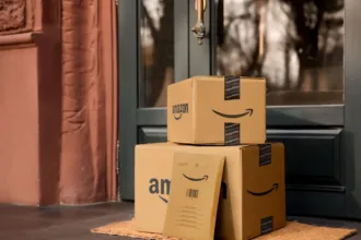 صناديق أمازون عليها شريط Prime أمام باب منزل