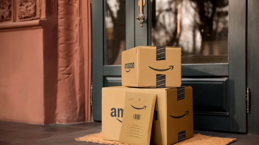 صناديق أمازون عليها شريط Prime أمام باب منزل