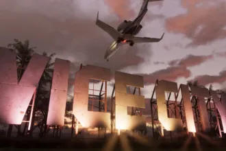 لقطة رسمية من GTA 6 للافتة Vice City المضاءة وقت الغروب