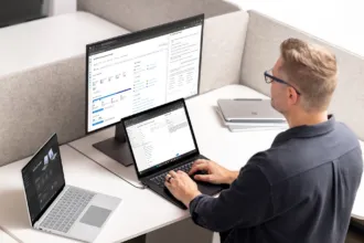 لابتوب يعمل بنظام ويندوز 11