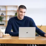 لابتوب يعمل بنظام ويندوز 11